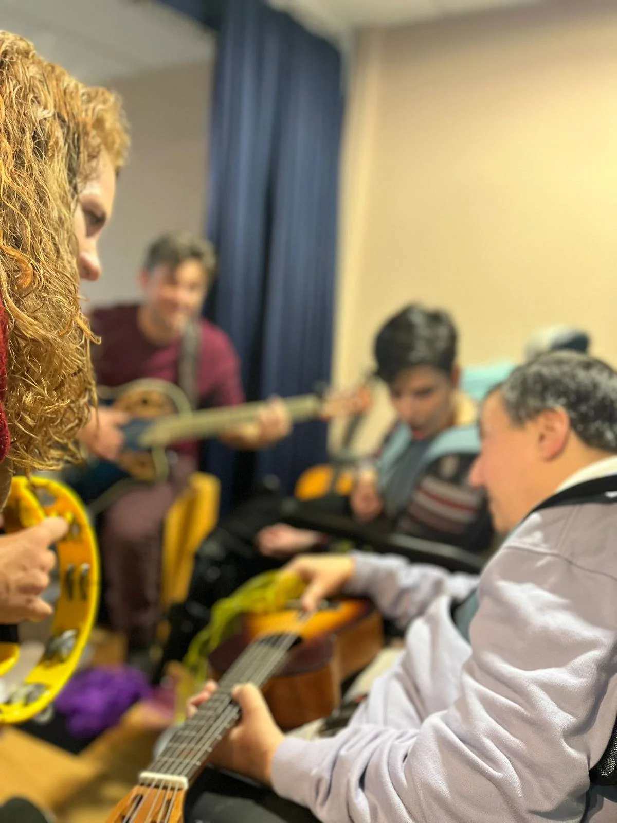 Sesión de musicoterapia en grupo en Málaga con Silvia Fernández
