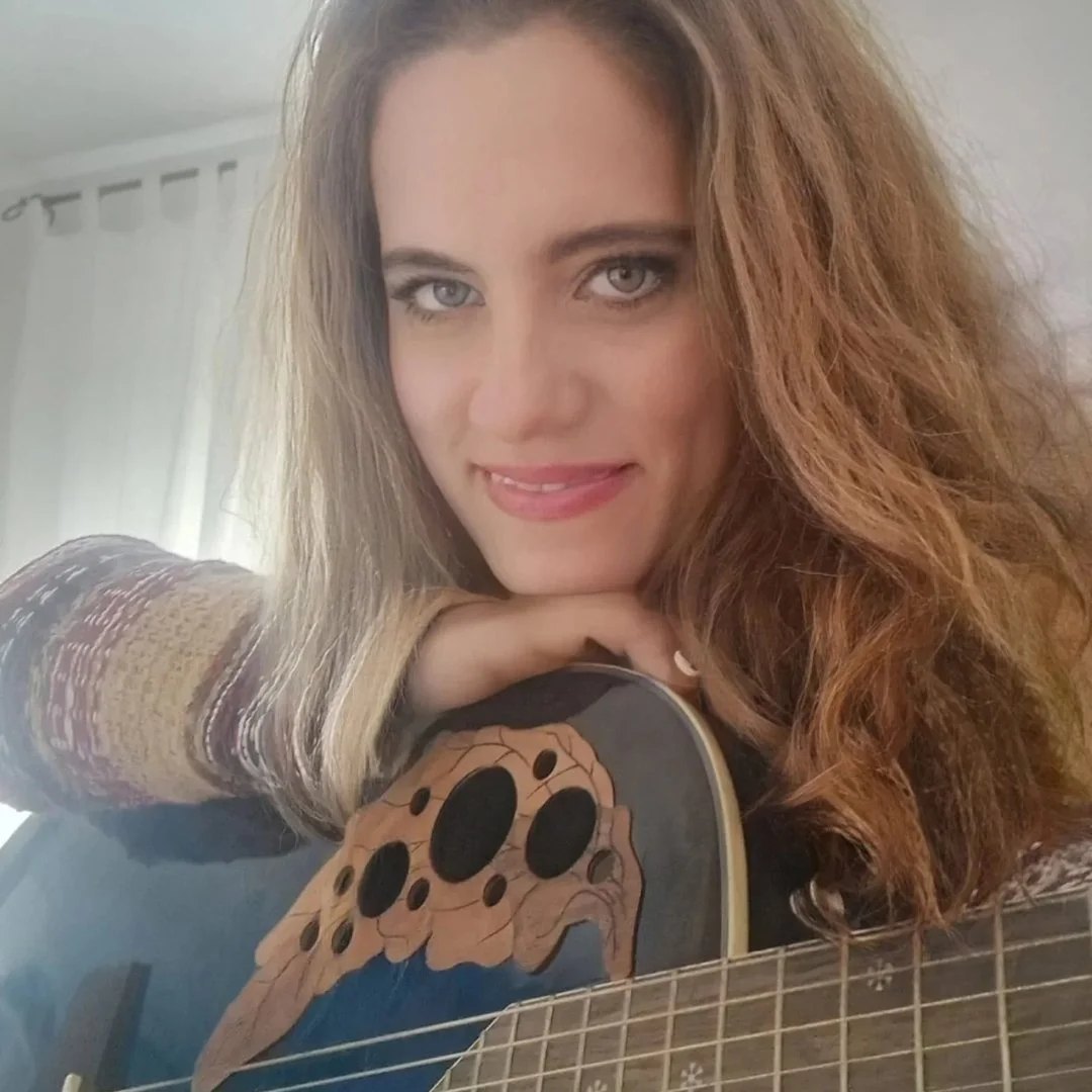 Silvia Fernández Mesa, Musicoterapeuta profesional con guitarra